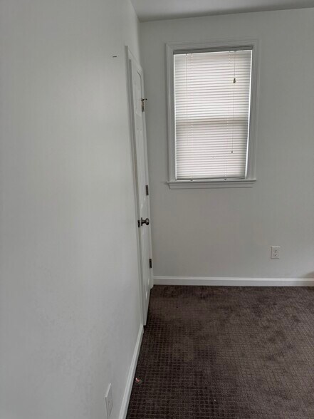 Building Photo - 66 Suburban Ln