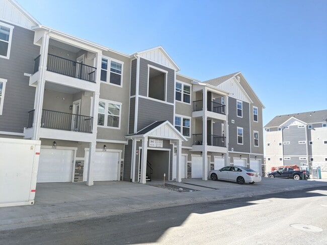 Building Photo - Beautiful 3-Bed Condo – $1,650! Move In by...