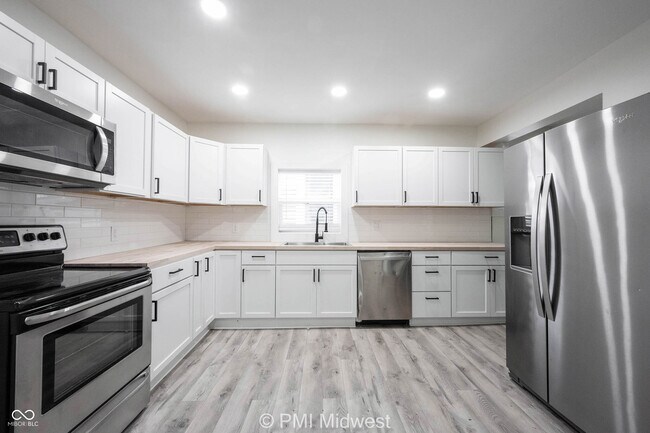 Building Photo - 428 N Bradley Ave
