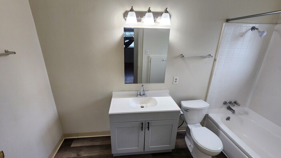 Building Photo - 4061 Park Center Ln