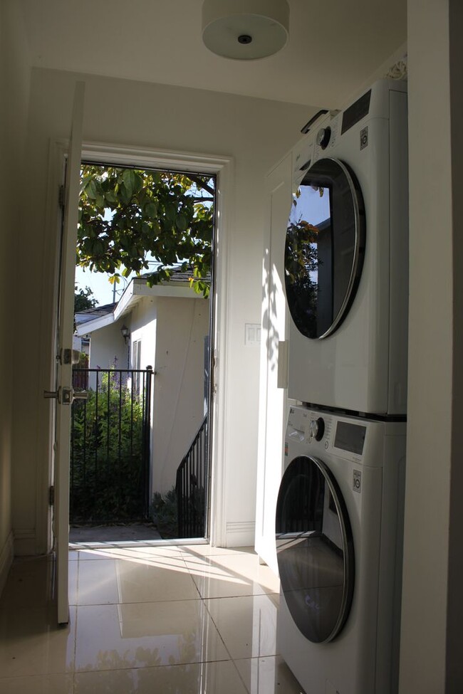 Building Photo - Bright West Adams Area Bungalow Style home