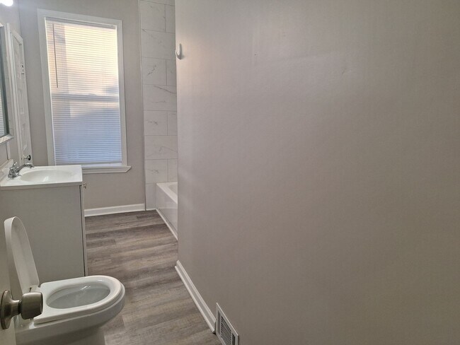 Building Photo - Spacious lower level 2 bedroom