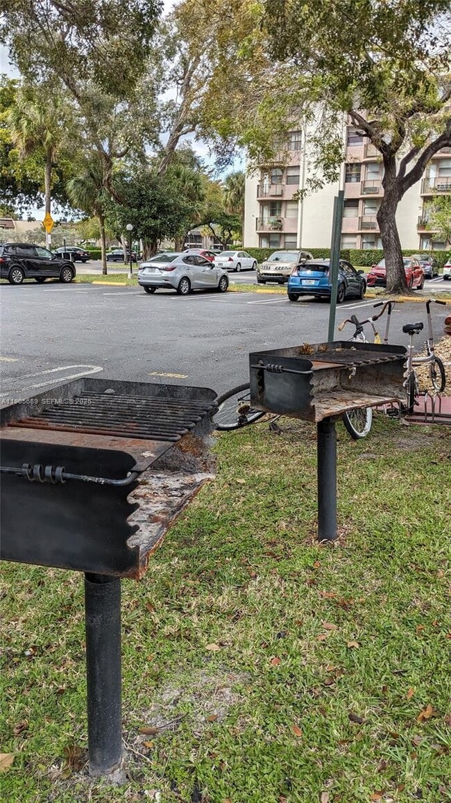 Building Photo - 2701 Riverside Dr