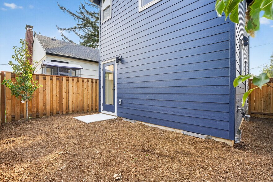 Building Photo - 5705 NE Cesar E Chavez Blvd