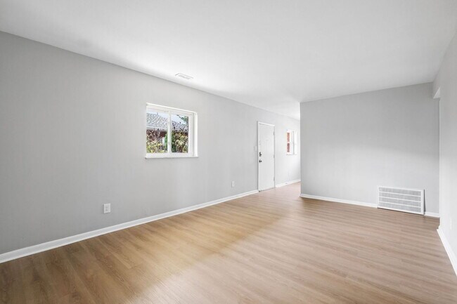 Building Photo - 133 E Markison Ave