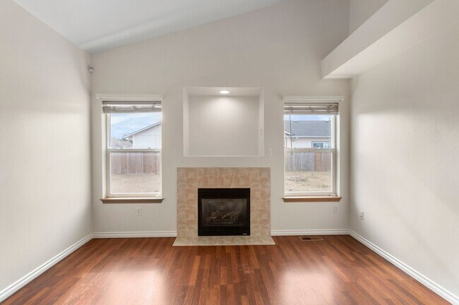 Building Photo - 4 Bed 2.5 Bath - Excellent Condition - Pet...
