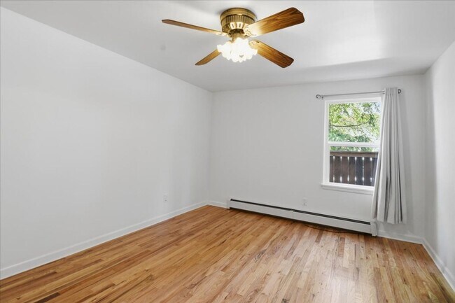 Building Photo - 3bd/1.75ba Shoreline Home