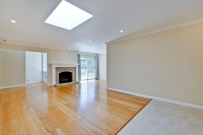 Building Photo - Beautiful 4 bedroom, 3 bath in desirable C...