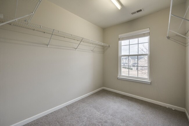 Building Photo - Location, Location, Location! 3 Bedroom 2....