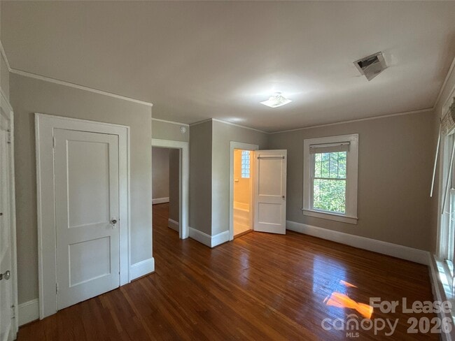 Building Photo - 518 Oakland Ave