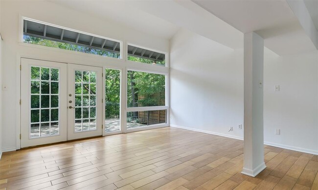 Primary Photo - 2202 W 9th St