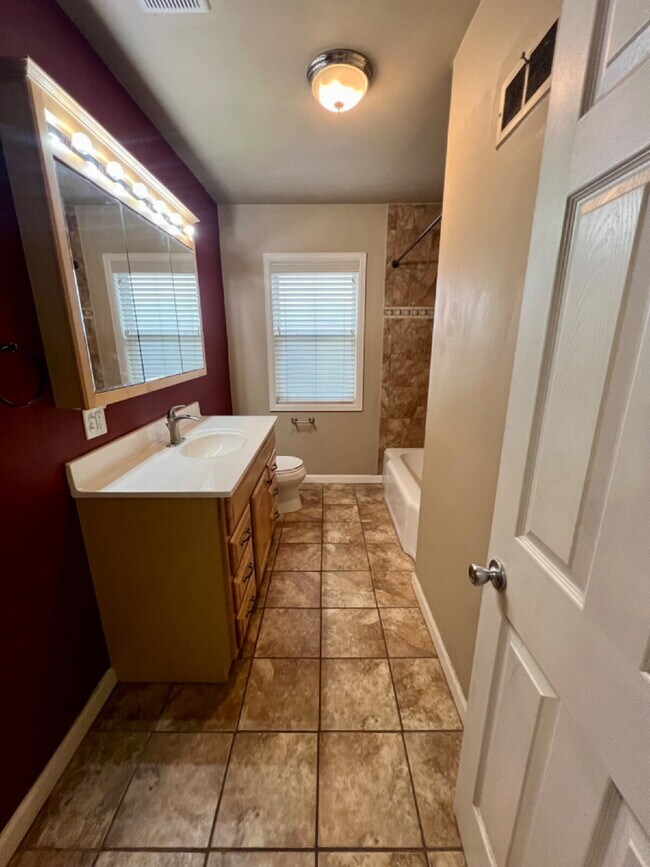 Building Photo - Great Home Close to CFD!