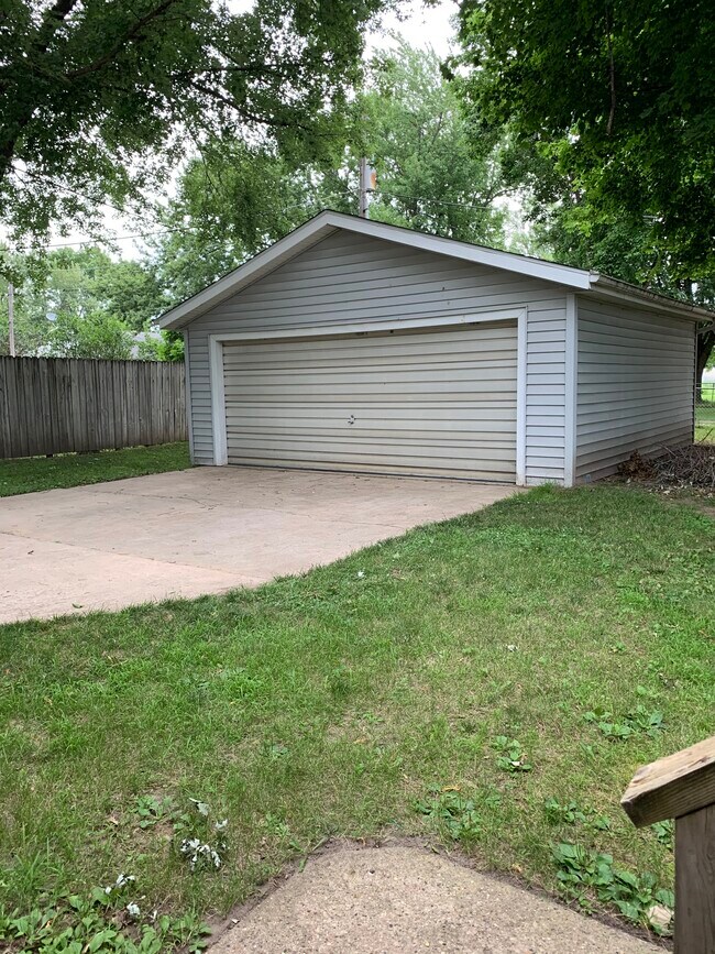 Building Photo - 1235 Thiher Dr