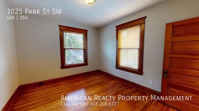 Building Photo - 1025 Park St SW