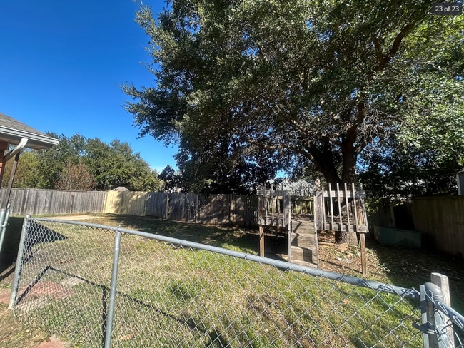 Building Photo - 2801 Meadowview Dr