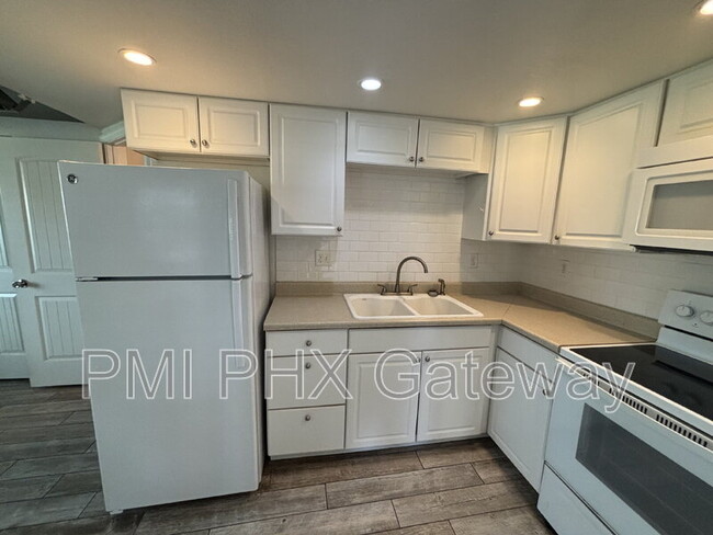 Building Photo - 149 E Butte Ave