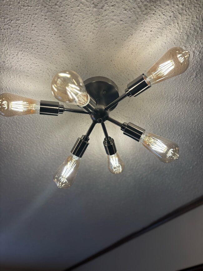 Building Photo - 6658 Vaughn Rd