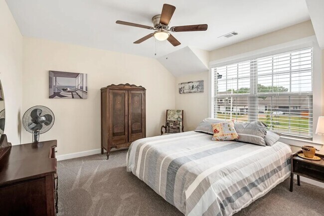 Building Photo - Custom Bartlett Home on Corner Lot with Mo...