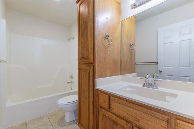 Building Photo - 410 SE J St