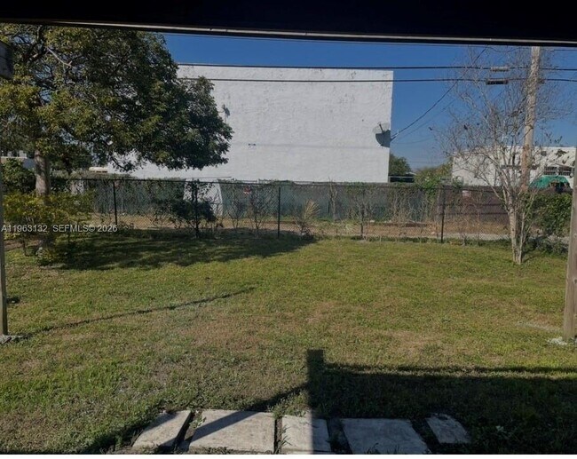 Building Photo - 5501 SW 18th St