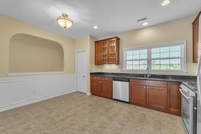 Building Photo - 2950 Hunley Dr