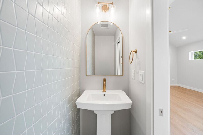 Building Photo - Remodeled 4BD, 3.5BA Home in South Park Hill with 2-Car Garage