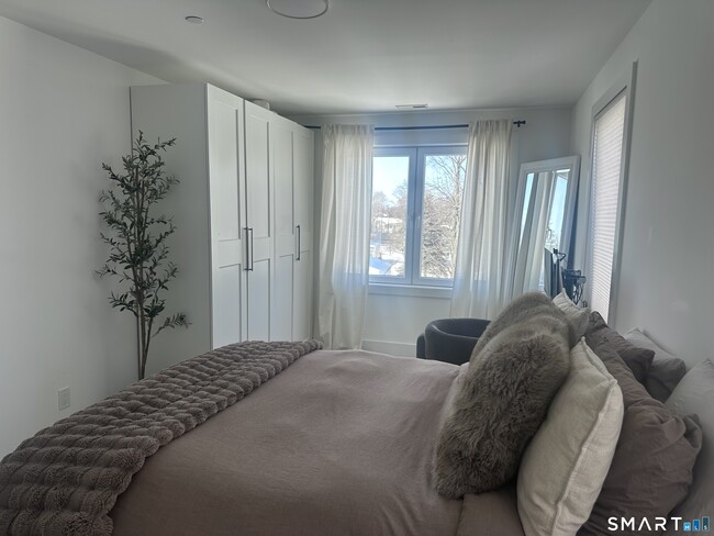 Building Photo - 211 Ferry Blvd