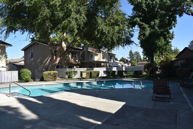 Building Photo - Freshly updated condo unit with a communit...