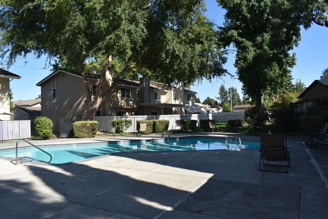 Building Photo - Townhouse Located Near School, Parks, Freeway Access!