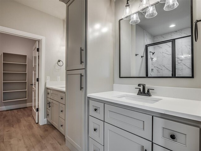 Building Photo - 924 Kyle Dr