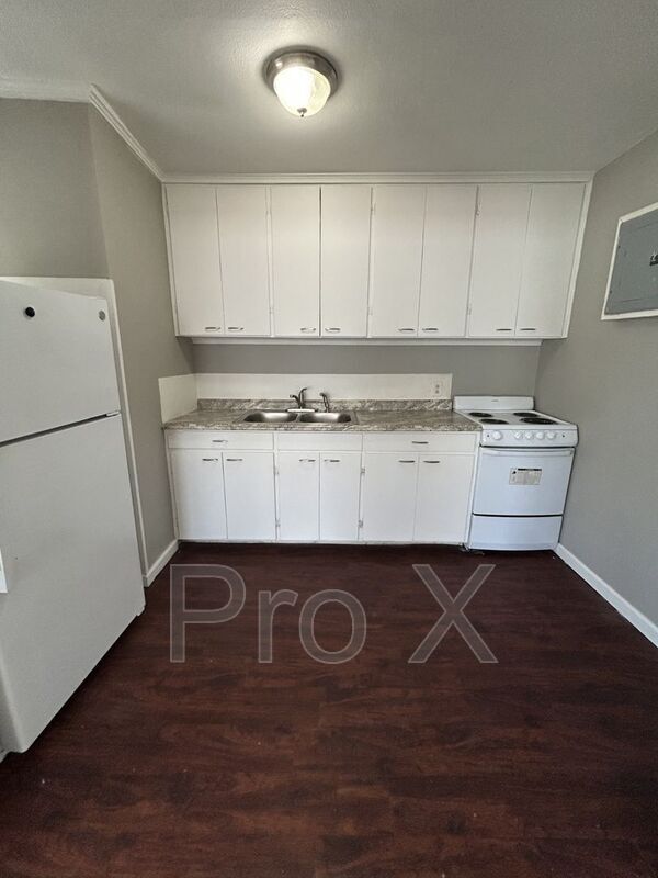 Building Photo - 126 E 13th St