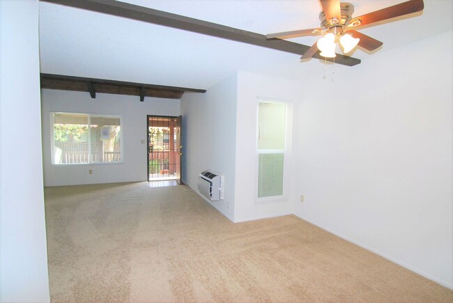 Building Photo - 2nd Floor 2 Bedroom Condo in Gated Communi...