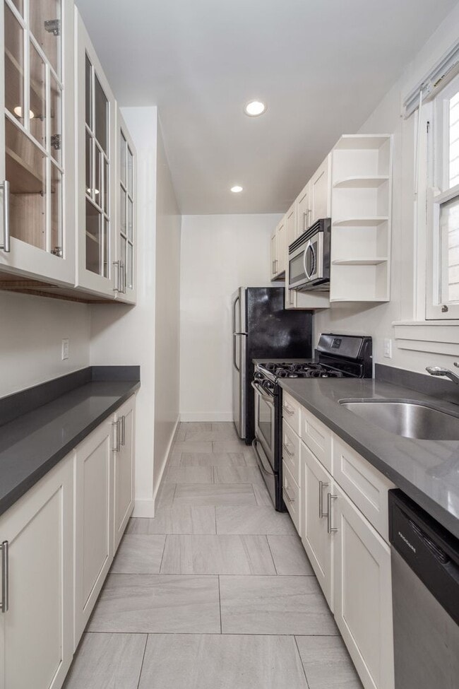 Building Photo - UPDATED PRICING! Parking! 2BR. Private Patio!  DISHWASHER! On-Site LAUNDRY! HARDWOOD!