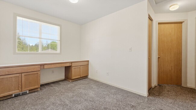 Building Photo - Cozy Lake Stevens Home with Den and Two-Car Garage