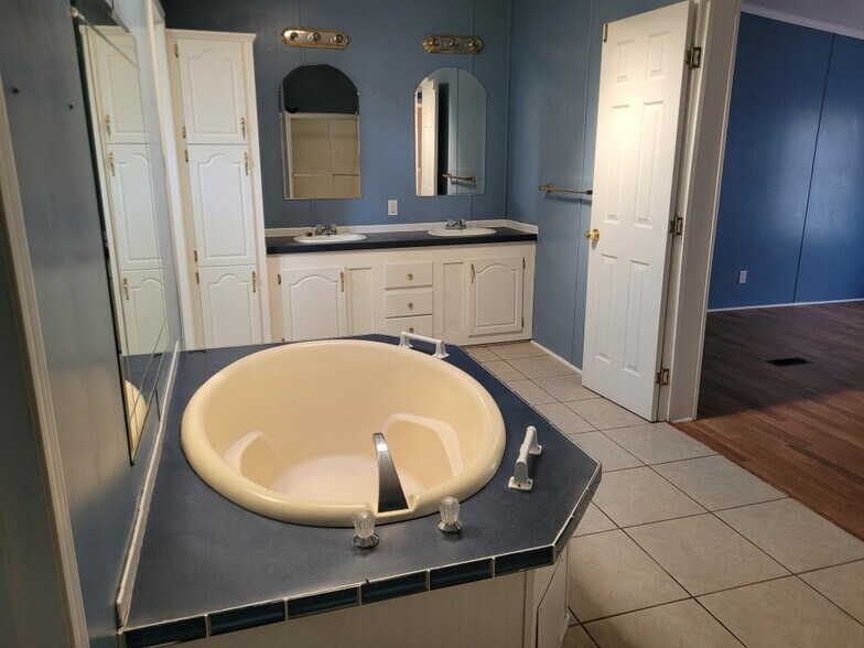 Building Photo - 22696 Lakeway Hbr