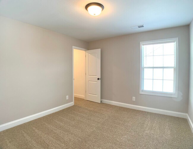 Building Photo - 733 Banister Dr