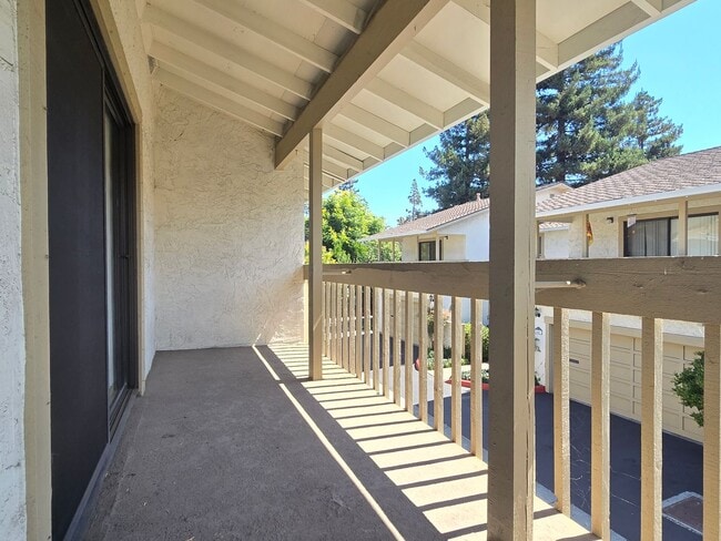 Building Photo - Spacious 2-Story Townhome, 2122 Sq Ft, End...