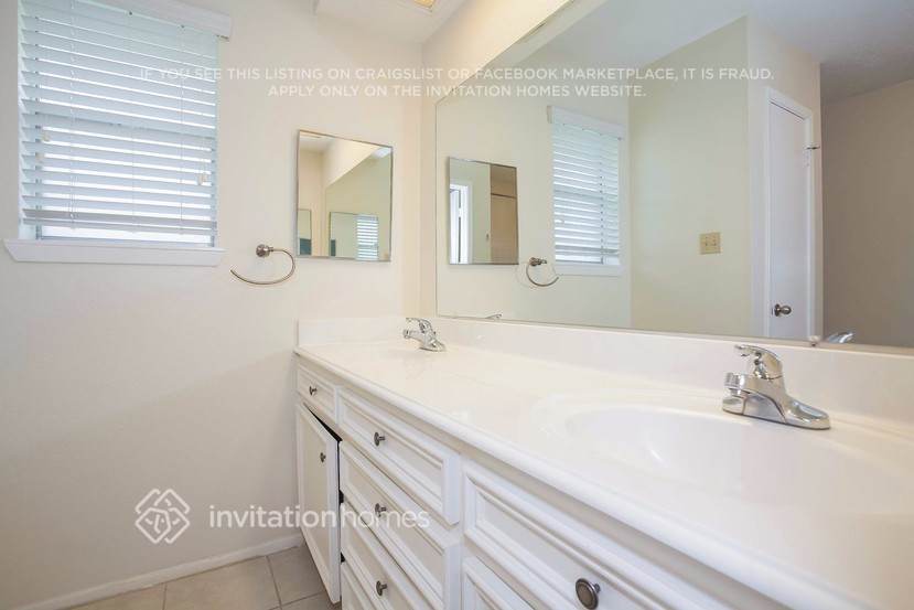 Building Photo - 16223 Barcelona Dr
