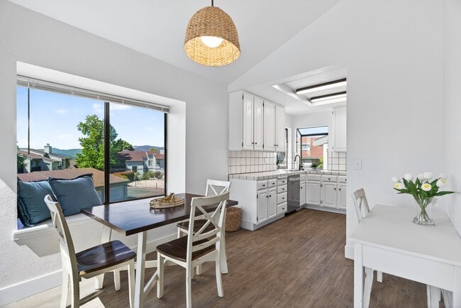 Building Photo - 2 Bedroom Condo for Rent in Redding CA | Pool, Spa, Fireplace, Balcony