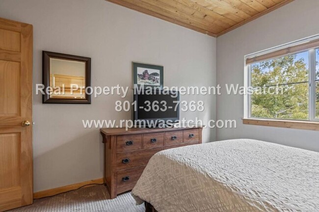 Building Photo - Come See This Fully Furnished Short Term R...