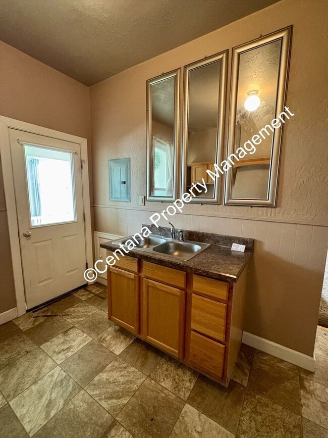 Building Photo - 909-911 Antimony