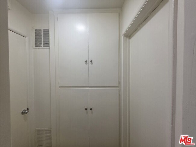 Building Photo - 1224 N Fairfax Ave