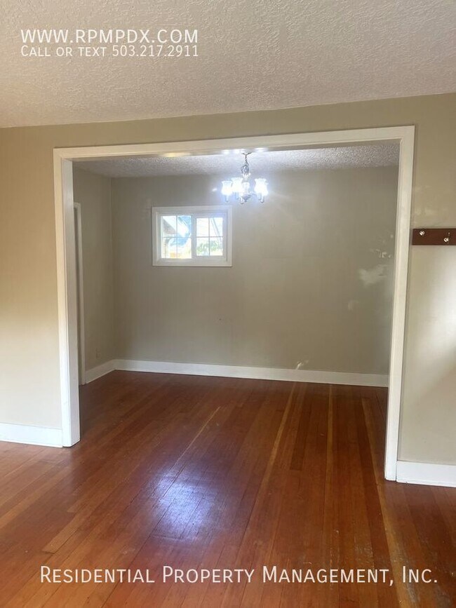 Building Photo - NE Portland Cottage with Additional Climat...