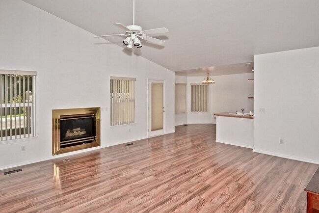 Building Photo - Convenient 3 Bedroom 2 Bathroom Southeast Townhome