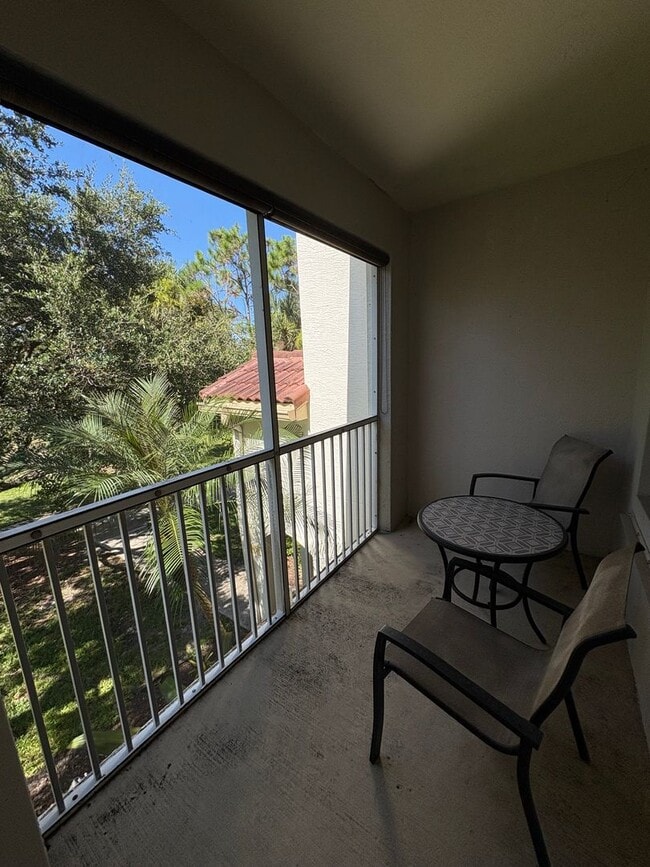 Building Photo - Bright & Beautiful 2/2 Condo in The Estate...