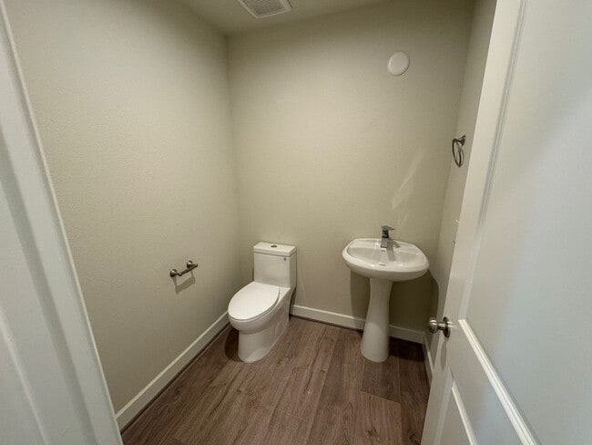 Building Photo - 3013 Hicks St