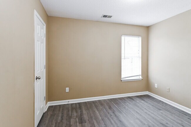 Building Photo - 1319 Farwoods Dr