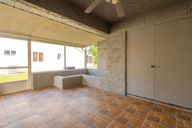 Building Photo - TOWNHOMES WEST, PORT ORANGE!