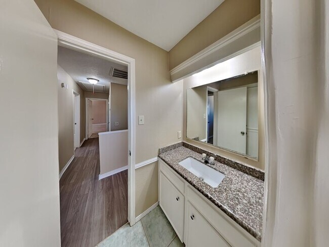 Building Photo - Charming and Full of Character!