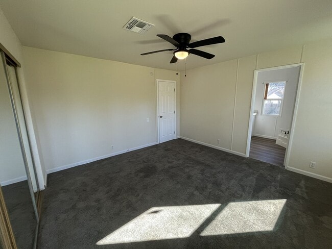 Building Photo - Recently renovated 2 bed 2 bath in Sacramento!